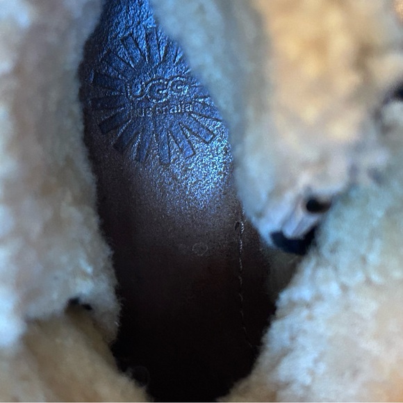 UGG Women’s Cove 5136 Sheepskin Shearling Boots Black Leather US Size 8 Comfort - Picture 7 of 15